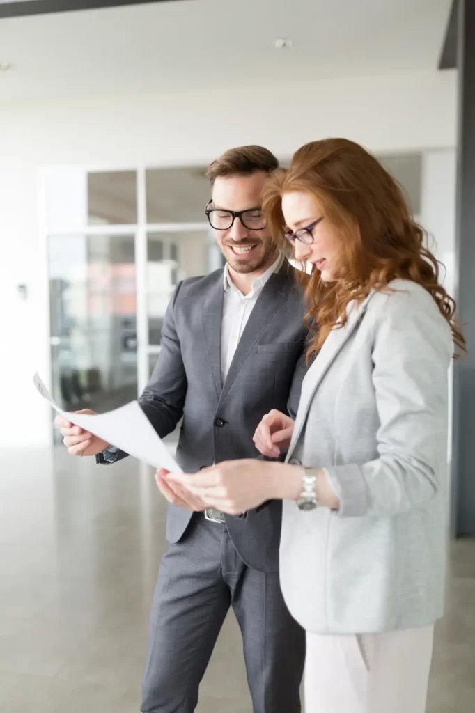 personas-de-negocios-revisando-documentos-contables-Cangrejo